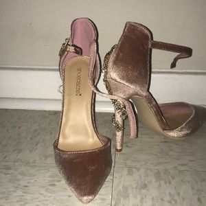 Pink velvet heels 🤩